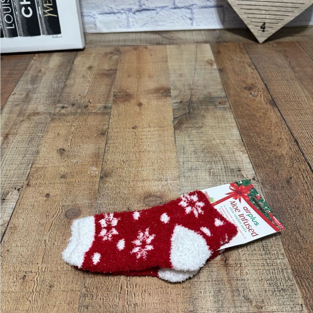 💜 airplus Holiday Aloe Infused Crew Socks, Red/White Snowfall, Women's